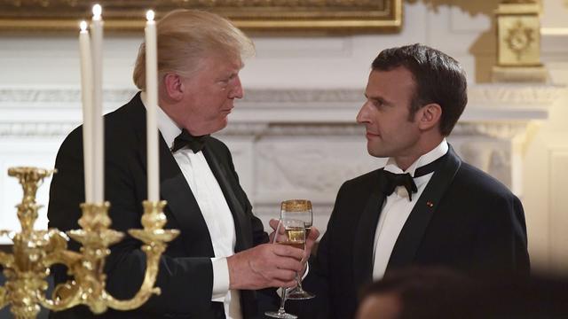 Donald Trump et Emmanuel Macron trinquent lors d'un dîner d'Etat à Washington. [AP Photo/Keystone - Susan Walsh]