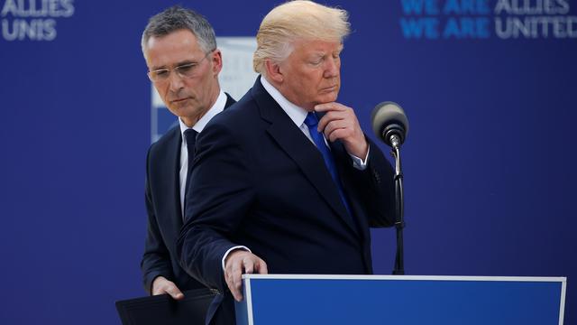 Donald Trump et le secrétaire général Jens Stoltenberg au sommet de l'OTAN à Bruxelles en mai 2017. [Reuters - Jonathan Ernst]