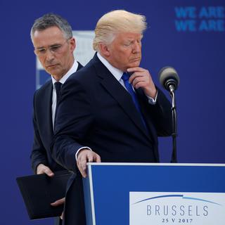 Donald Trump et le secrétaire général Jens Stoltenberg au sommet de l'OTAN à Bruxelles en mai 2017. [Reuters - Jonathan Ernst]