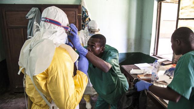 Des soignant se préparent avant la consultation de patients potentiellement atteints du virus d'Ebola, dans un hôpital de RDC le 12 mai 2018. [EPA/Keystone - Mark Naftalin]