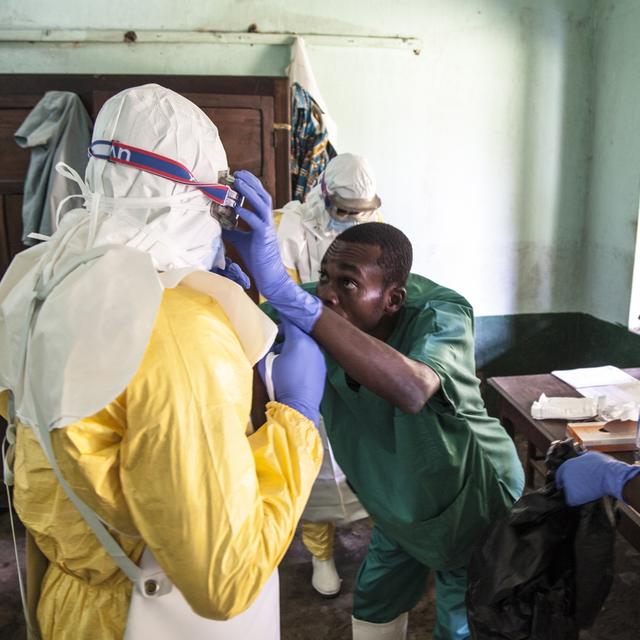 Des soignant se préparent avant la consultation de patients potentiellement atteints du virus d'Ebola, dans un hôpital de RDC le 12 mai 2018. [EPA/Keystone - Mark Naftalin]