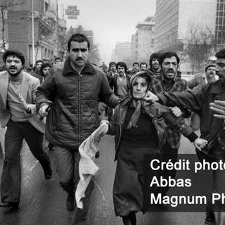 A Téhéran, le 25 janvier 1979,.lors d'une manifestation en faveur de la Constitution et de Chapour Bakhtiar, Premier ministre du Shah d'Iran. [Magnum Photos - Abbas]