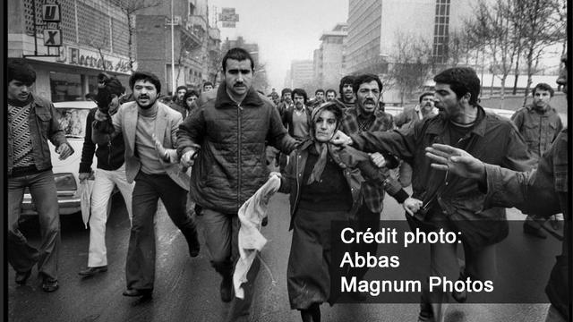 A Téhéran, le 25 janvier 1979,.lors d'une manifestation en faveur de la Constitution et de Chapour Bakhtiar, Premier ministre du Shah d'Iran. [Magnum Photos - Abbas]