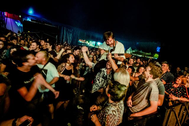 Le guitariste du groupe anglais Idles prend un bain de foule dans le Club Tent du Paléo Festival de Nyon, le 18 juillet 2018. [Paléo - Ludwig Wallendorff]