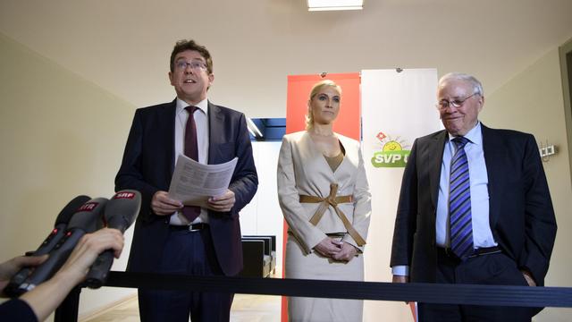 Albert Rösti, Céline Amaudruz et Christoph Blocher lors de la conférence de presse du 6 mars. [Keystone - Anthony Anex]