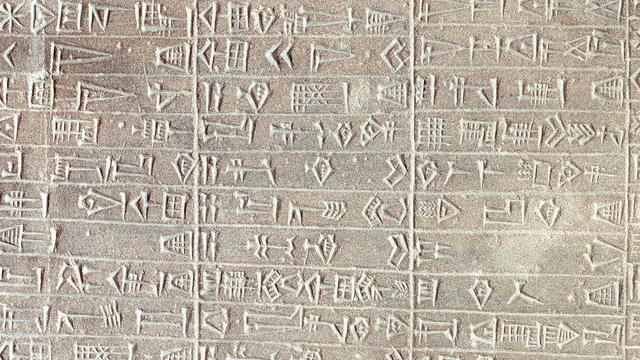 Stèle de calcaire avec inscriptions en akkadien. [AFP - ©Luisa Ricciarini/Leemage]