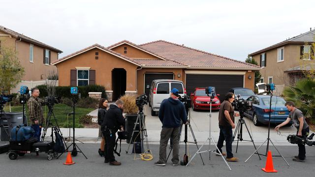 Des journalistes sont postés devant la maison de Perris en Californie où 13 frères et soeurs ont été retrouvés en piteux état, certains enchaînés à leur lit. [Mike Blake]