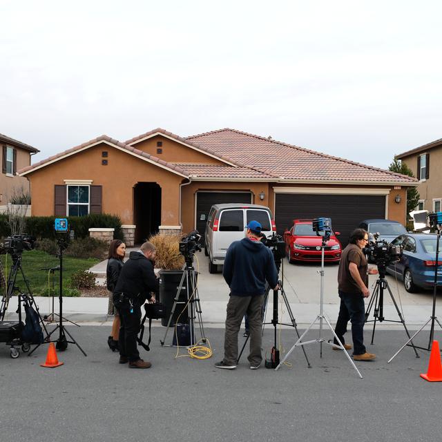 Des journalistes sont postés devant la maison de Perris en Californie où 13 frères et soeurs ont été retrouvés en piteux état, certains enchaînés à leur lit. [Mike Blake]
