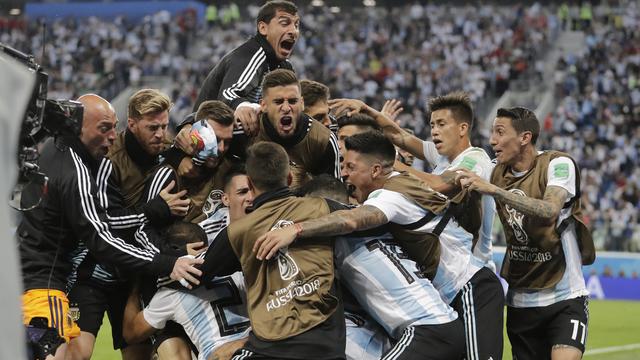 Explosion de joie dans les rangs argentins à la 86e minute. [Dmitri Lovetsky]