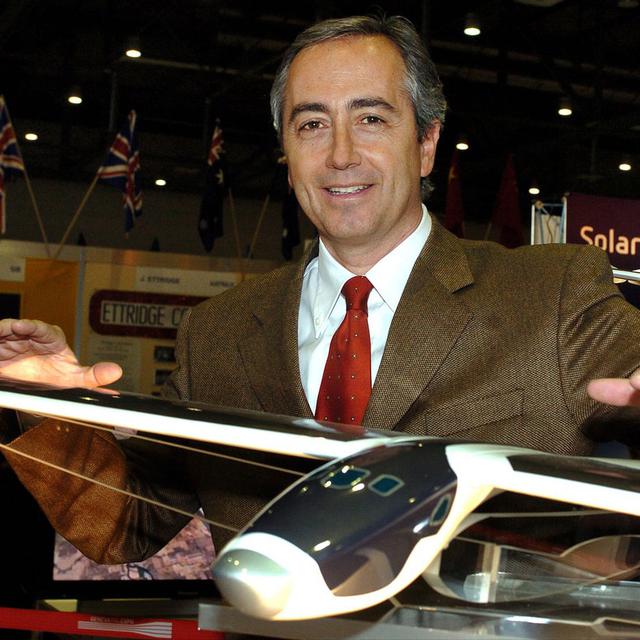 Stefan Catsicas pose devant une maquette d'avion solaire à Genève en 2004. [Keystone - Martial Trezzini]