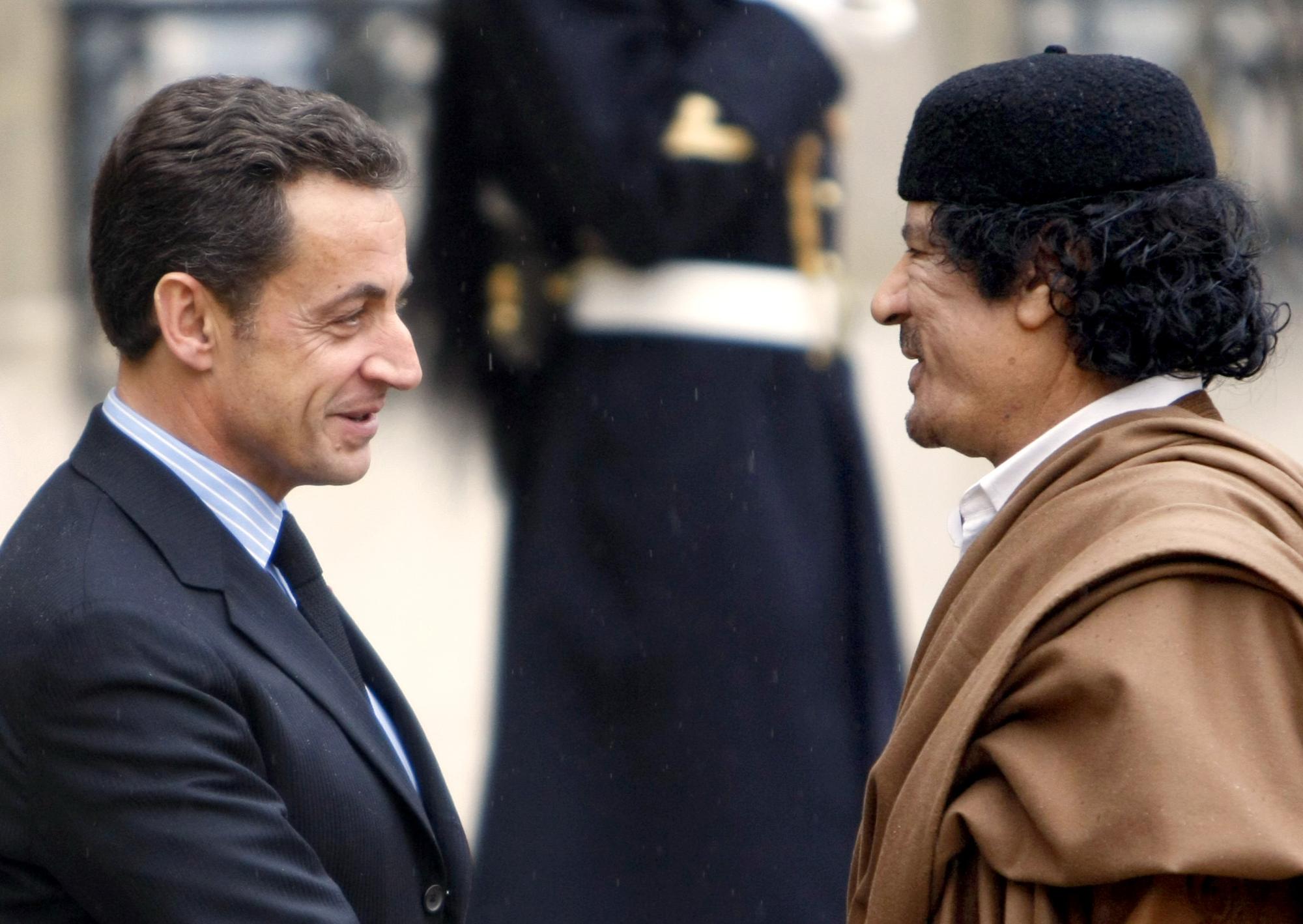 Le président français Nicolas Sarkozy et libyen Mouammar Kadhafi devant le palais de l'Elysée à Paris le 10 décembre 2007. [AFP - Franck Fife]