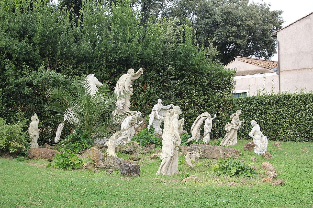Le carré des Niobides est une fontaine conservée dans les Jardins de la Villa Médicis et réalisée par Balthus à partir de moulages d'antiques. [CC BY-SA - Founzy]