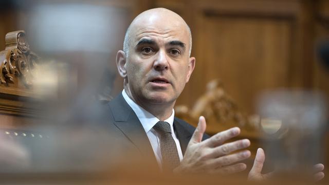 Le conseiller fédéral Alain Berset propose diverses variantes pour réformer l'AVS. [Keystone - Peter Schneider]