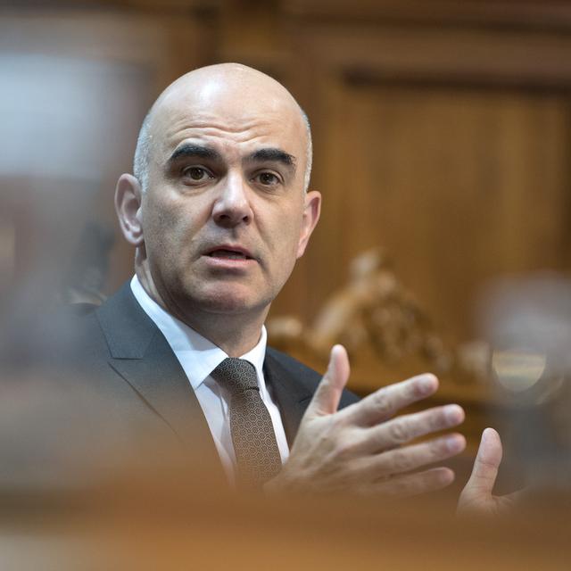 Le conseiller fédéral Alain Berset propose diverses variantes pour réformer l'AVS. [Keystone - Peter Schneider]