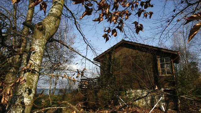 L'un des chalets concernés sur la rive sud du Lac de Neuchâtel. [Keystone - Laurent Gillieron]