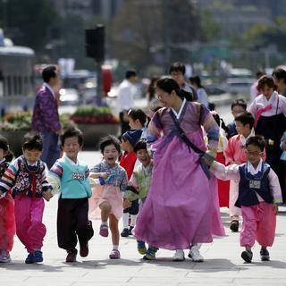 La natalité basse pousse les autorités sud-coréennes à revoir leurs pratiques en matière d'avortement. [AP Photo/Keystone - Lee Jin-man]