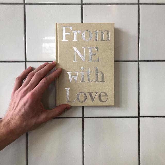 L'ouvrage "From NE with Love", premier dictionnaire d'artistes neuchâtelois. [facebook.com/pg/quartiergeneral2300]