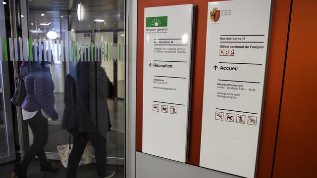 L'entrée de l'Office cantonal de l'emploi et de l'Hospice général à Genève. [keystone - Martial Trezzini]