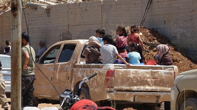 Des civils quittent la ville de Deraa, en Syrie. Ils sont évacués vers le nord du pays. [AFP - Amar Al Ali]