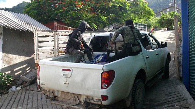 Vigiles patrouillant dans une localité de l'Etat mexicain du Guerrero, 19.06.2018. [AP/Keystone - Mark Stevenson]