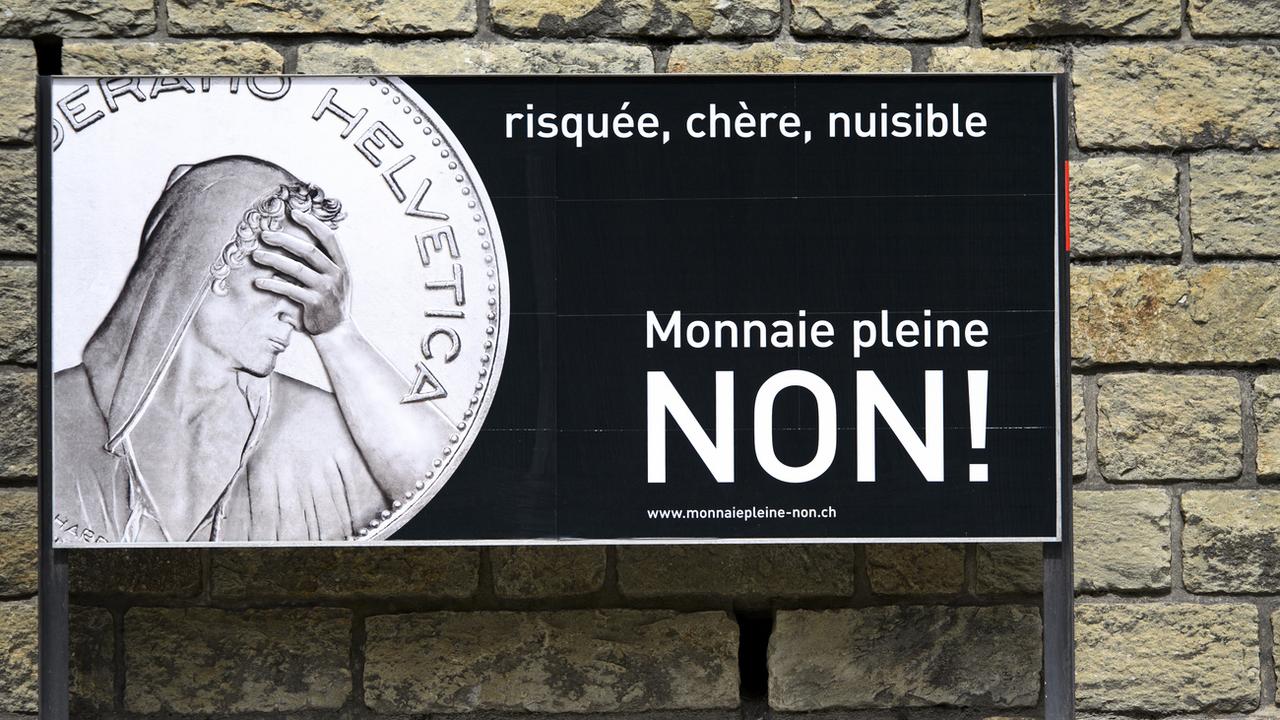 Une affiche invitant à voter Non lors de la votation fédérale du 10 juin 2018 sur la "Monnaie pleine". [Keystone - Laurent Gillieron]