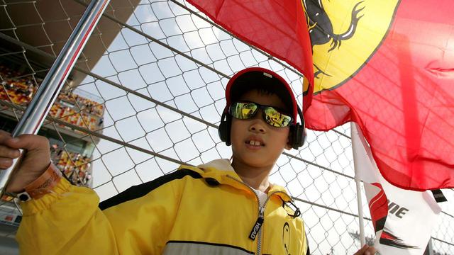 Ce sont désormais des enfants qui accompagneront les pilotes au départ des Grand Prix de F1. [China Photos/Reuters]