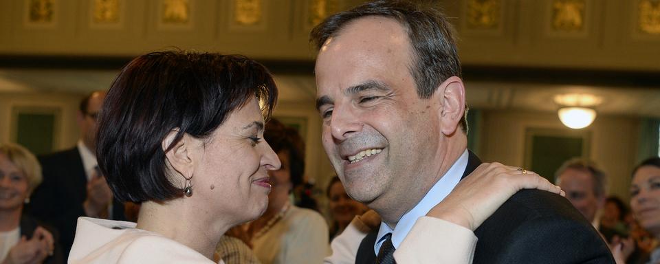 La conseillère fédérale Doris Leuthard félicite le conseiller national Gerhard Pfister pour son élection à la tête du PDC le 23 avril 2016. [Keystone - Walter Bieri]