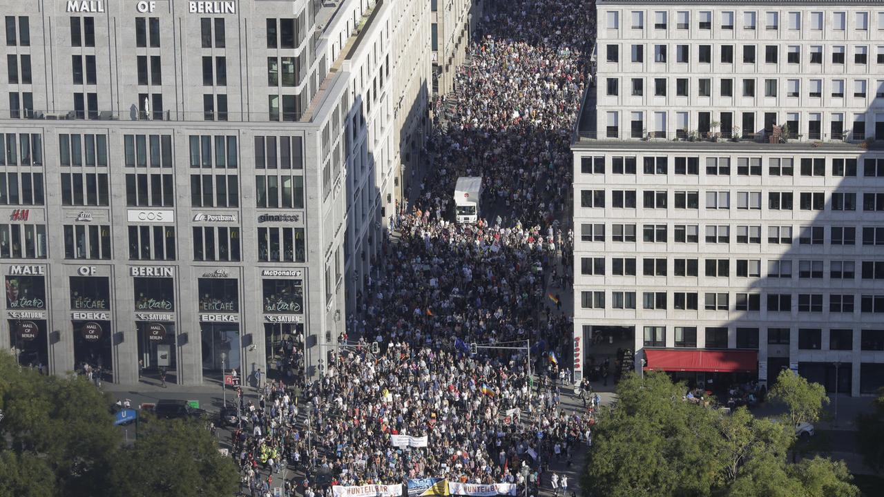 Des milliers de manifestants se sont réunis à Berlin samedi. [Keystone - AP Photo/Markus Schreiber]