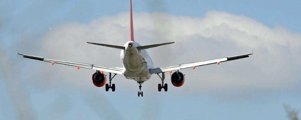 Un avion dans le ciel britannique, au-dessus de Gatwick (photo prétexte). [EPA/Keystone - Gerry Penny]