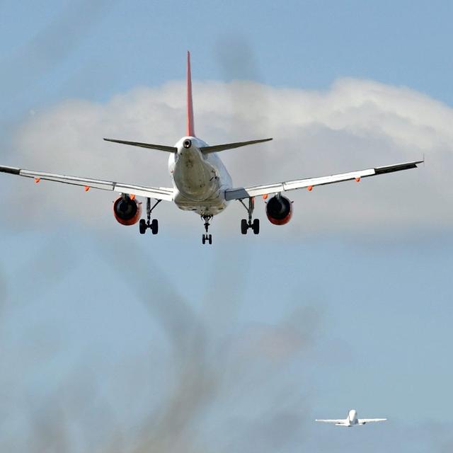 Un avion dans le ciel britannique, au-dessus de Gatwick (photo prétexte). [EPA/Keystone - Gerry Penny]