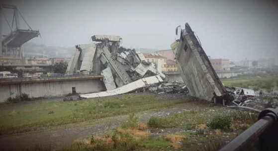 Le pont s'est écroulé sur une autre route en contrebas.