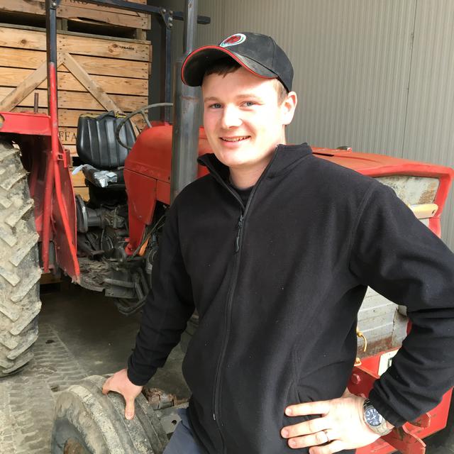 Simon Bächler, un agriculteur 4.0, qui aime aussi les anciens tracteurs. [RTS - Delphine Gendre]