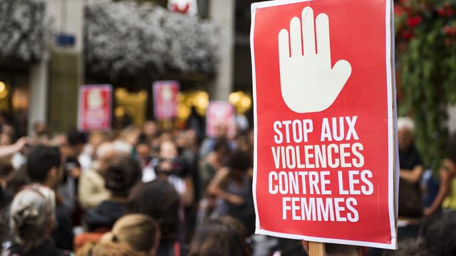 Un rassemblement dénonçant les violences faites aux femmes (image d'illustration). [KEYSTONE - Jean-Christophe Bott]