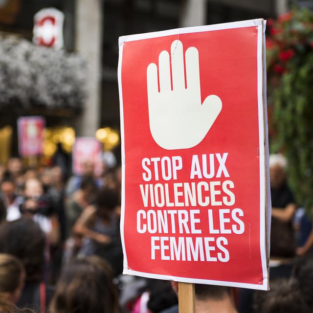 Un rassemblement dénonçant les violences faites aux femmes (image d'illustration). [KEYSTONE - Jean-Christophe Bott]