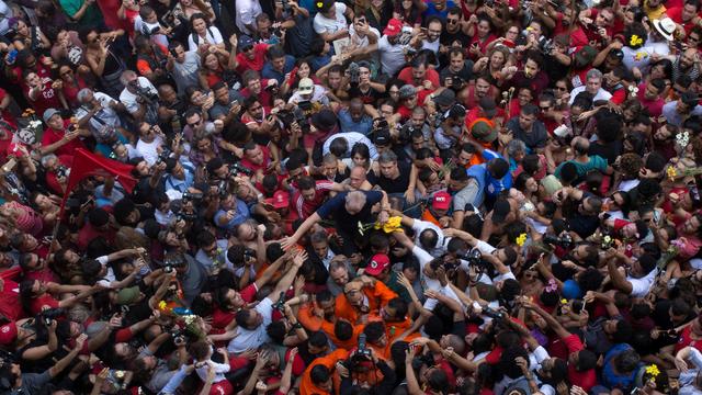 Les sympathisants de Lula ont empêché ce dernier de se rendre à la police [Reuters]