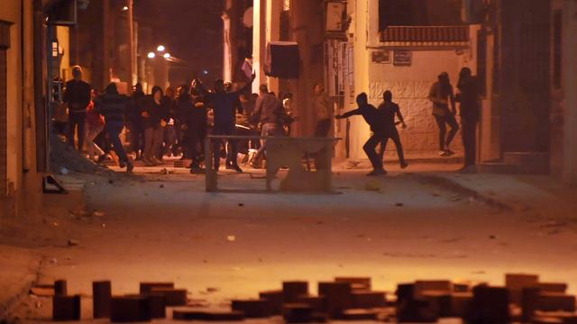 Des protestataires tunisiens s'opposent aux forces de sécurité à Djebel Lahmer, un quartier de Tunis. [AFP - Sofiene Hamdaoui]