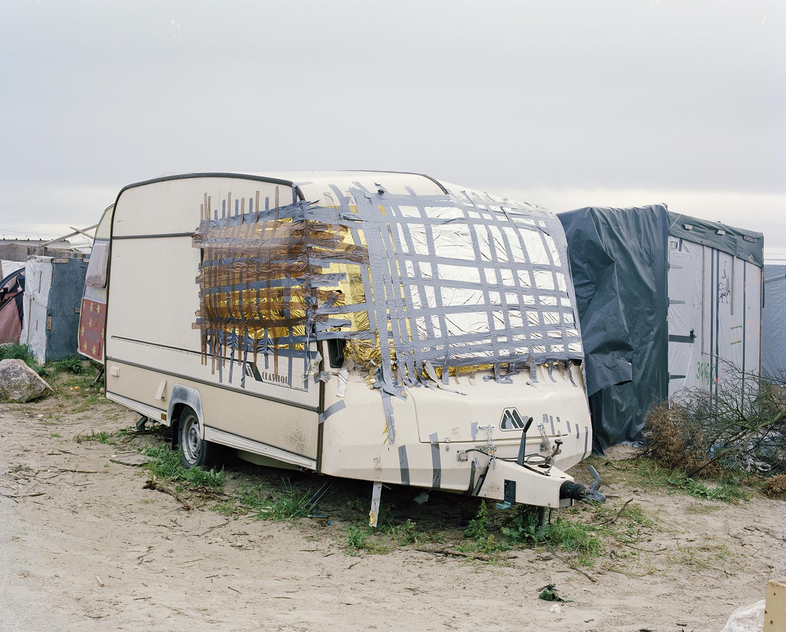 Élisa Larvego, Chemin des Dunes, caravane survie, Calais, 2018. [Centre de la Photographie - Elisa Larvego]