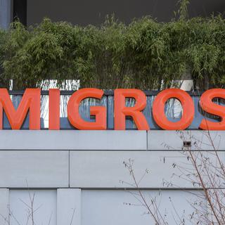 Le logo de Migros sur la façade d'un magasin à Zurich. [Keystone - Christian Beutler]