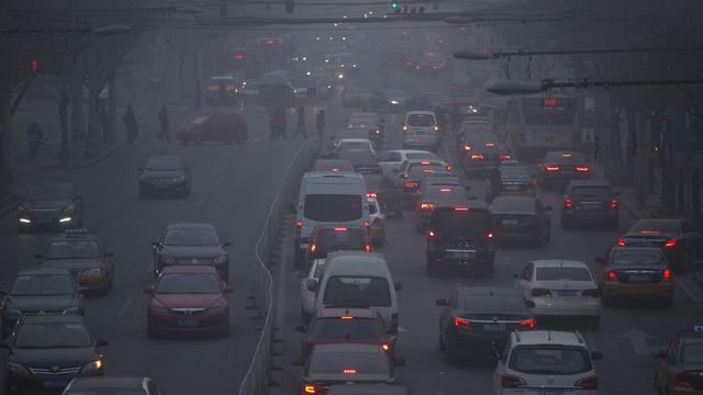 Le trafic pèse sur les émissions de CO2 en Chine, ici à Pékin. [Keystone - (AP Photo/Mark Schiefelbein]