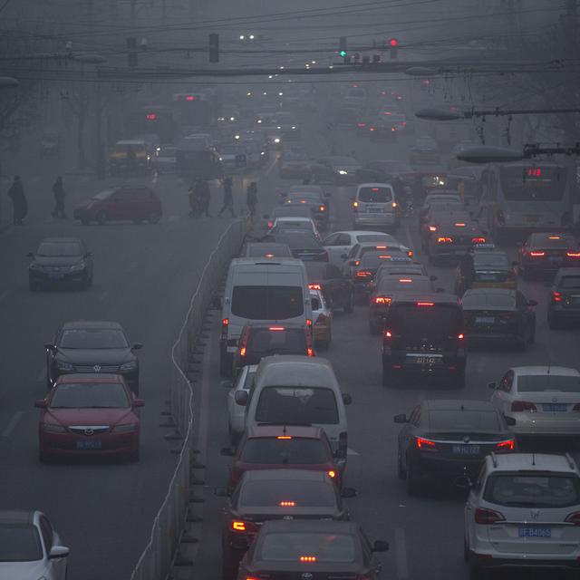 Le trafic pèse sur les émissions de CO2 en Chine, ici à Pékin. [Keystone - (AP Photo/Mark Schiefelbein]