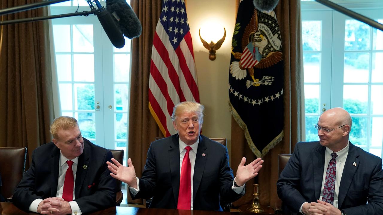 Donald Trump, entouré de directeurs d'entreprise actives dans l'acier et l'aluminium, lors d'une conférence de presse à la Maison Blanche. [Reuters - Kevin Lamarque]