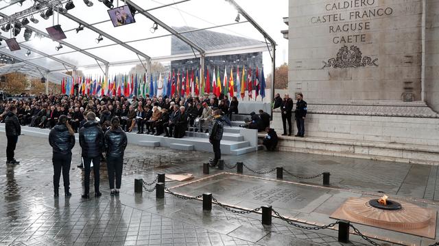 Les dirigeants du monde entier participent à la cérémonie sous l'Arc de Triomphe. [Reuters - Benoît Tessier/Pool]