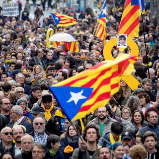 Des manifestations ont eu lieu en Espagne après l'arrestation de Carles Puigdemont. [Keystone - Marta Perez]