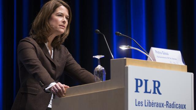 Petra Gössi, la présidente du PLR, devant les 230 délégués du partis réunis en assemblée samedi à Bienne. [Keystone - Peter Klaunzer]