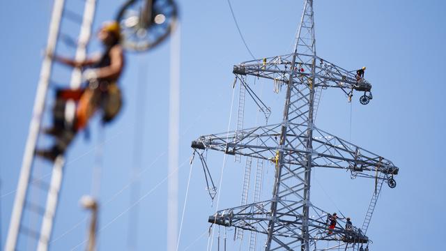 Cette ligne à très haute tension suscite la controverse depuis de nombreuses années. [Keystone - Valentin Flauraud]