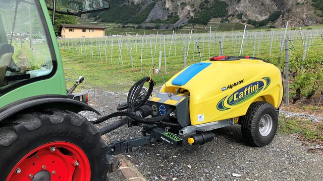 La machine Grass Killer, qui traite la vigne sans herbicides chimiques, travaille sur le domaine viticole du Grand Brûlé, à Leytron, en Valais. [RTS - Yves Terrani]