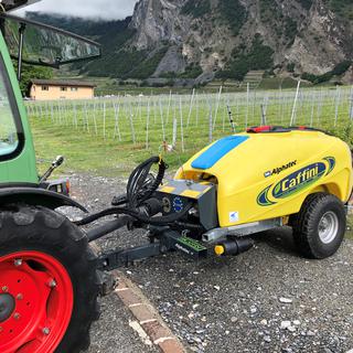 La machine Grass Killer, qui traite la vigne sans herbicides chimiques, travaille sur le domaine viticole du Grand Brûlé, à Leytron, en Valais. [RTS - Yves Terrani]