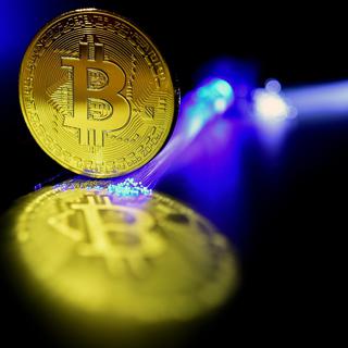 Le bitcoin est une monnaie virtuelle cryptographique, et également un système de paiement pair-à-pair. (image d'illustration) [Keystone - Sascha Steinbach]