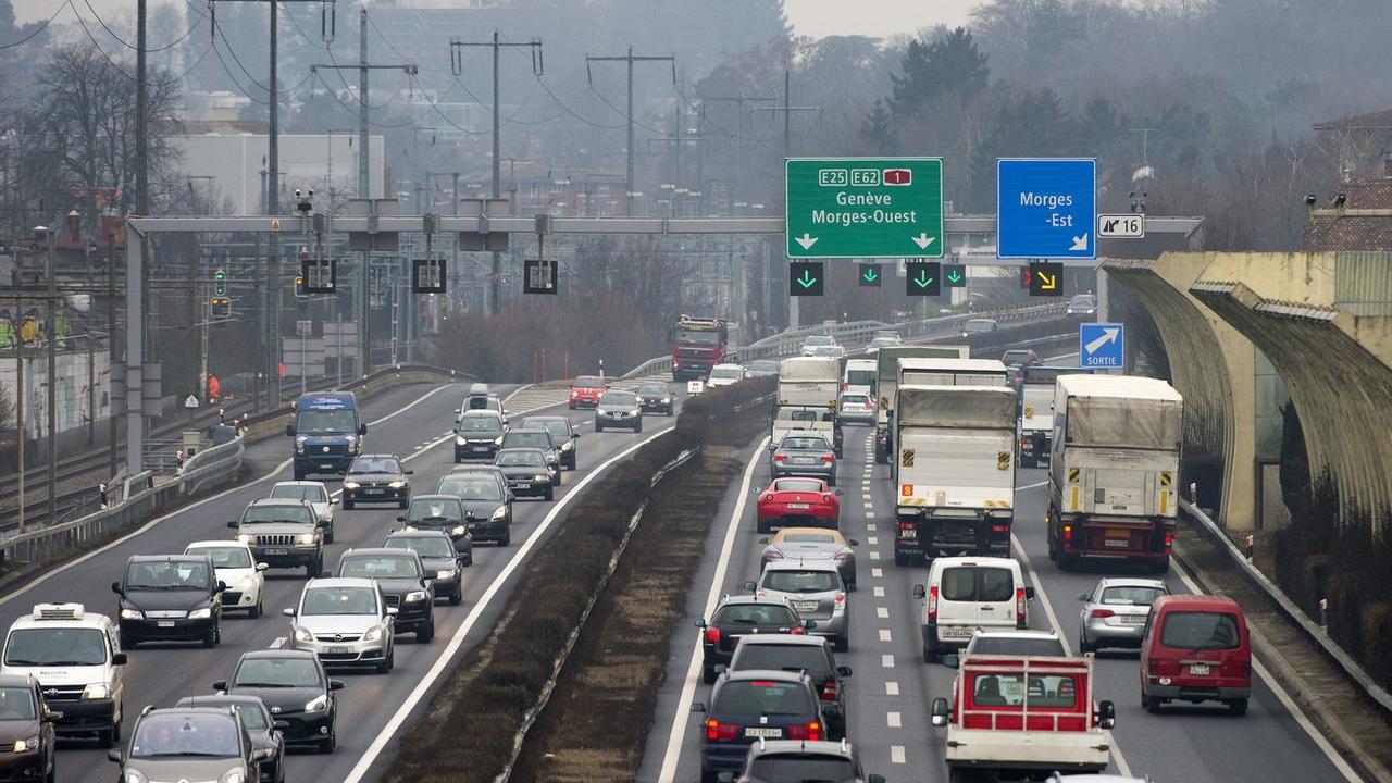 Plus de 4,5 millions de voitures sont immatriculées en Suisse. [Keystone - Jean-Christophe Bott]