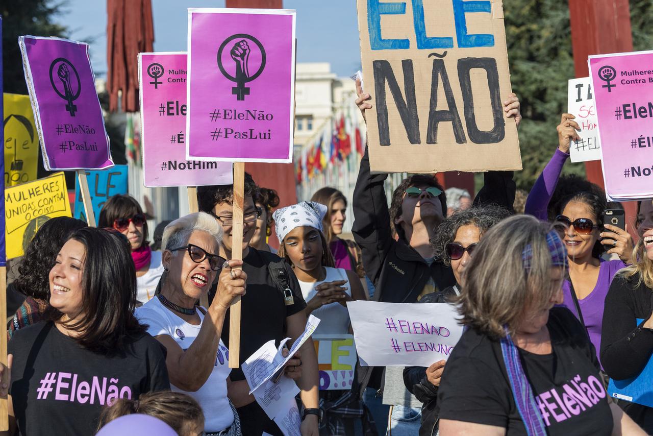 Les manifestantes brésiliennes à Genève samedi. [Keystone - Martial Trezzini]